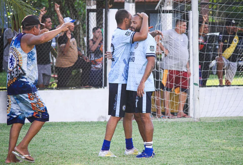 Comemoração de gol — jogadores abraçados festejando o tento