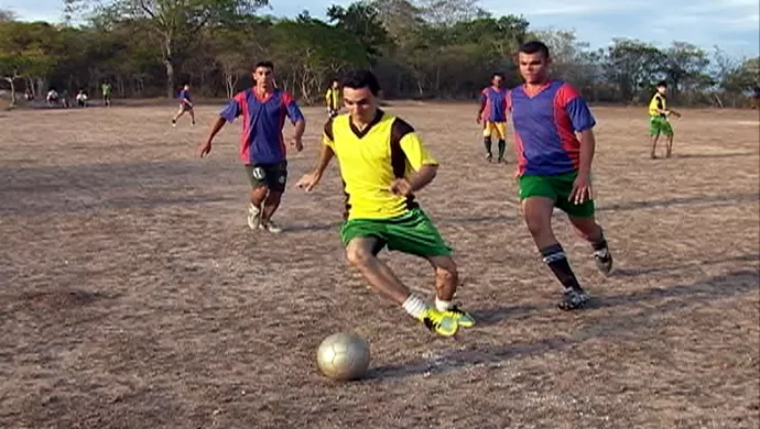 Time em campo durante a pelada — jogadores disputando a bola