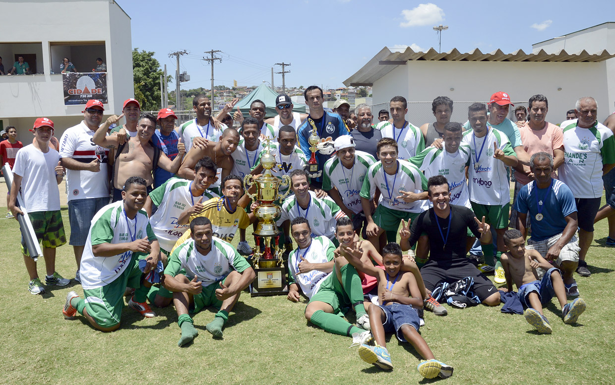 Galera reunida antes do jogo — time posando junto no campo